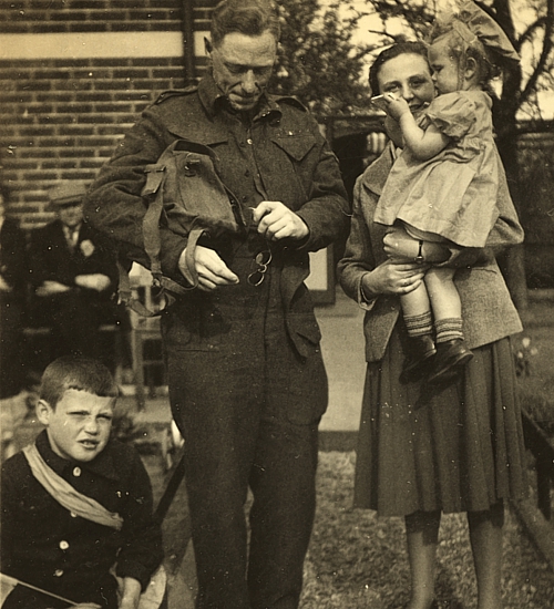 Canadese Commandant ontmoet plaatselijke bewoners